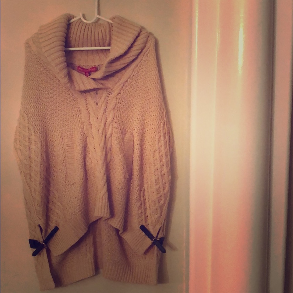 Saks 5th ave. Short sleeve sweater w side details
